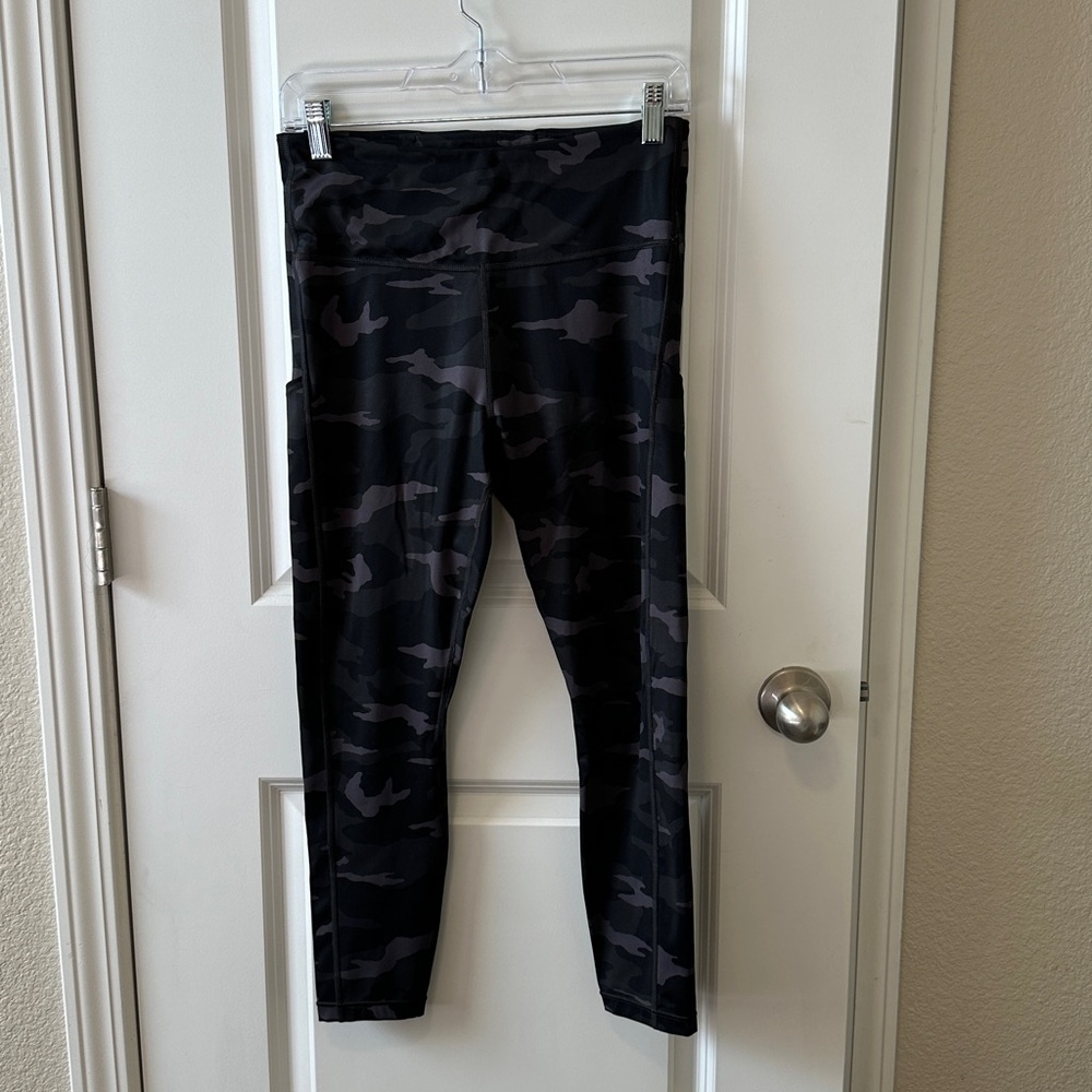 Athleta Camo Leggins Medium FANTASTIC CONDITION
